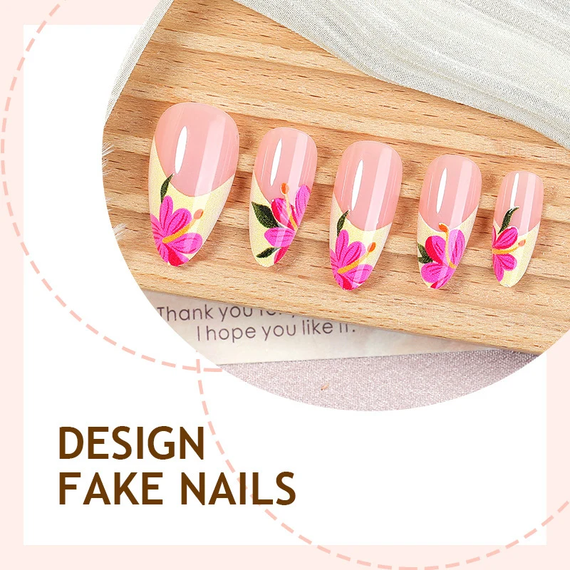 Kunstnagelset mit floralen Akzenten und glamourösem Finish Karnz
