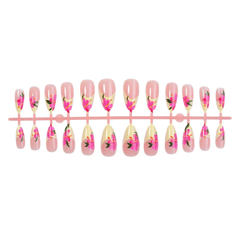 Kunstnagelset mit floralen Akzenten und glamourösem Finish Karnz