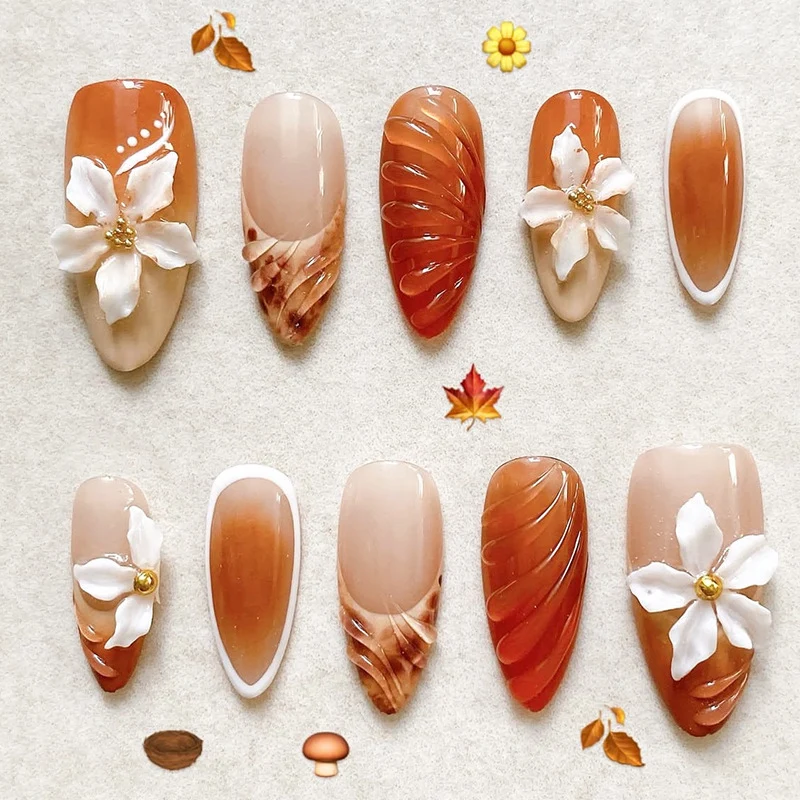 Kunstnagelset mit floralen Akzenten und glamourösem Design Karnz