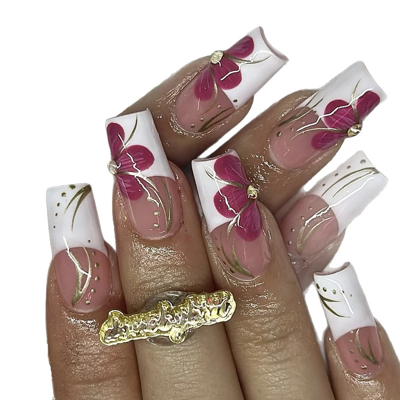 Kunstnagelset mit floralem Detail und Glitzerakzenten Karnz