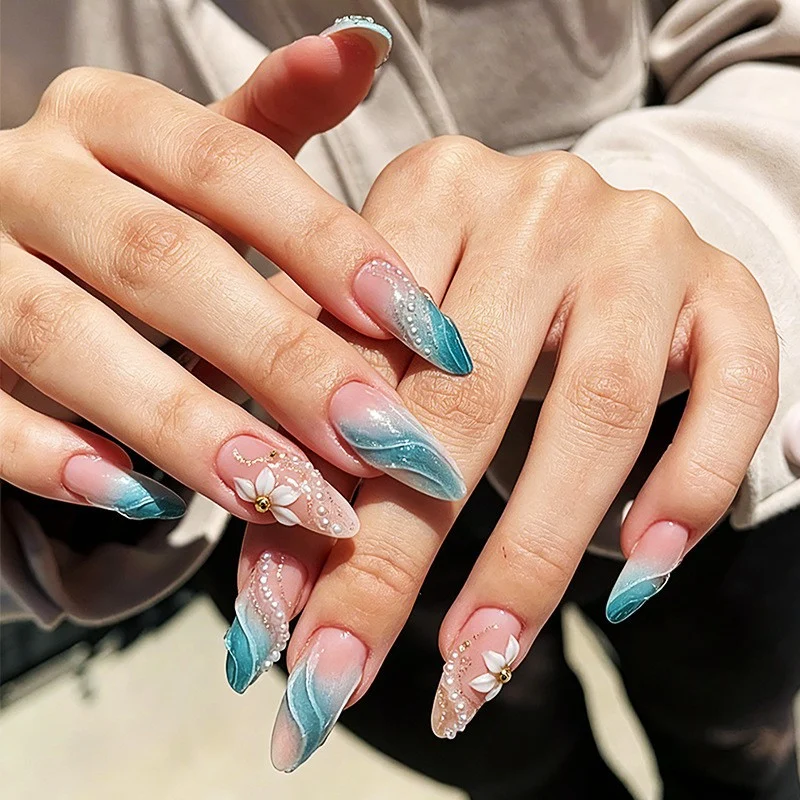 Kunstnagelset mit floralem Design und zarten Akzenten Karnz