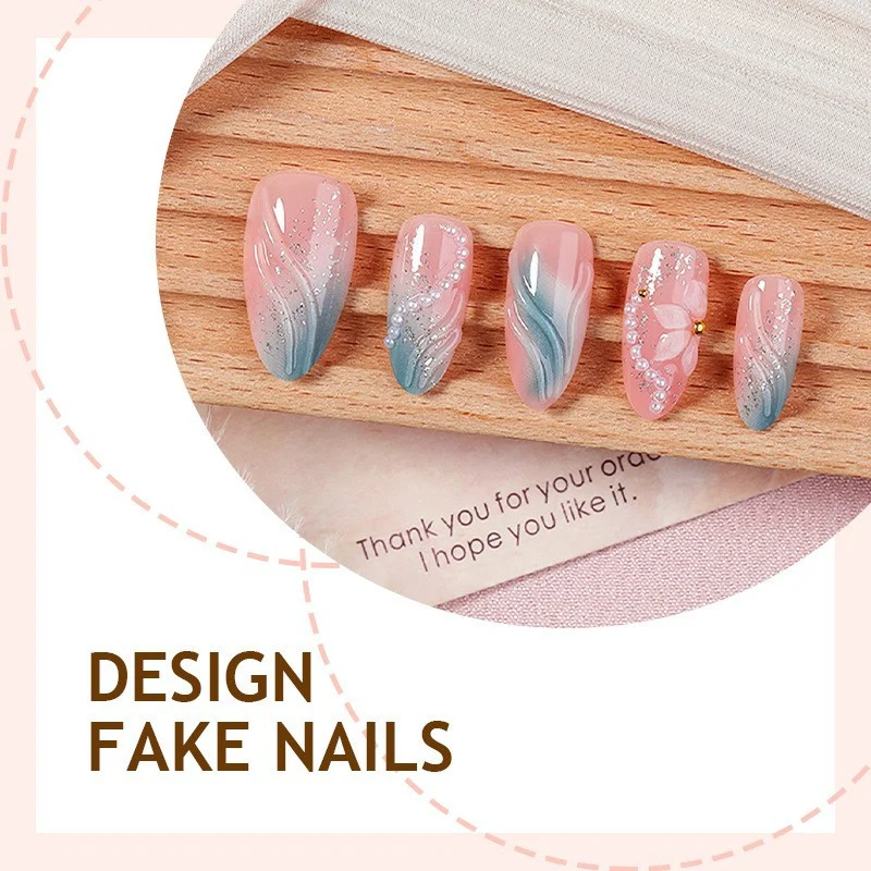Kunstnagelset mit floralem Design und zarten Akzenten Karnz
