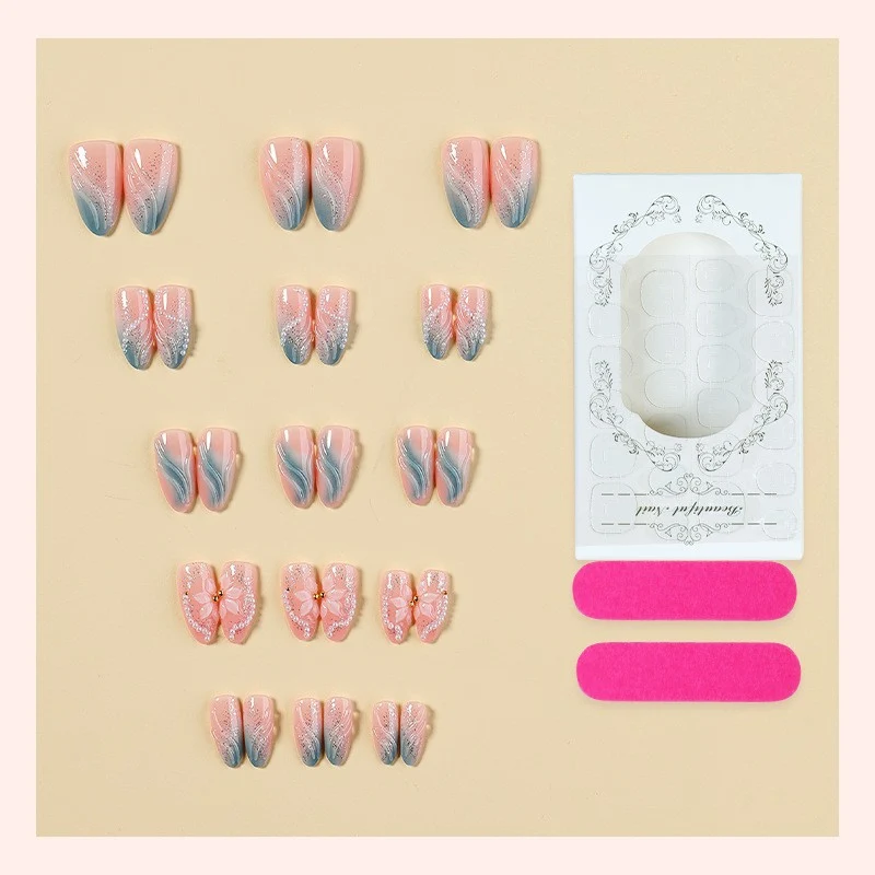 Kunstnagelset mit floralem Design und zarten Akzenten Karnz