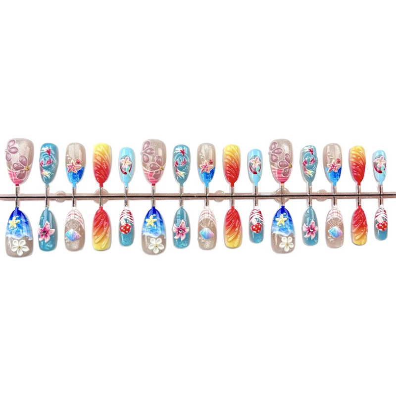Kunstnagelset mit floralem Design und kreativem Glitzer Karnz