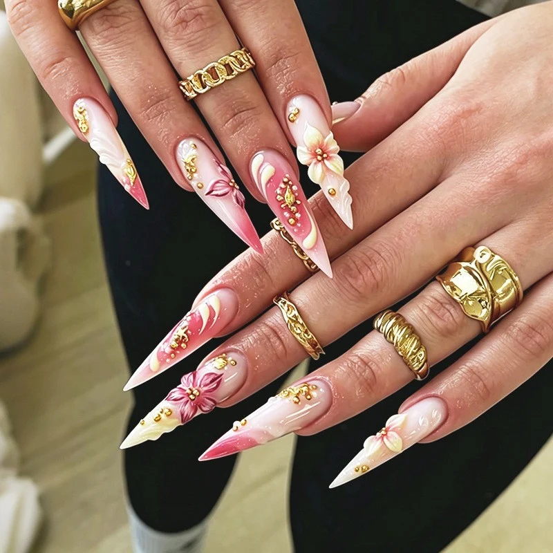 Kunstnagelset mit floralem Design und Glitzerakzenten Karnz