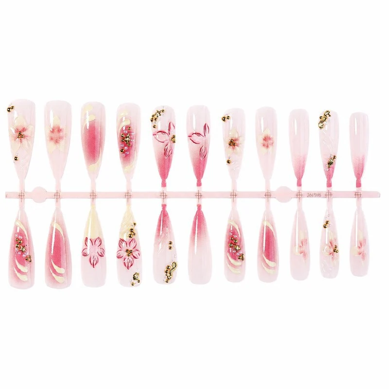 Kunstnagelset mit floralem Design und Glitzerakzenten Karnz