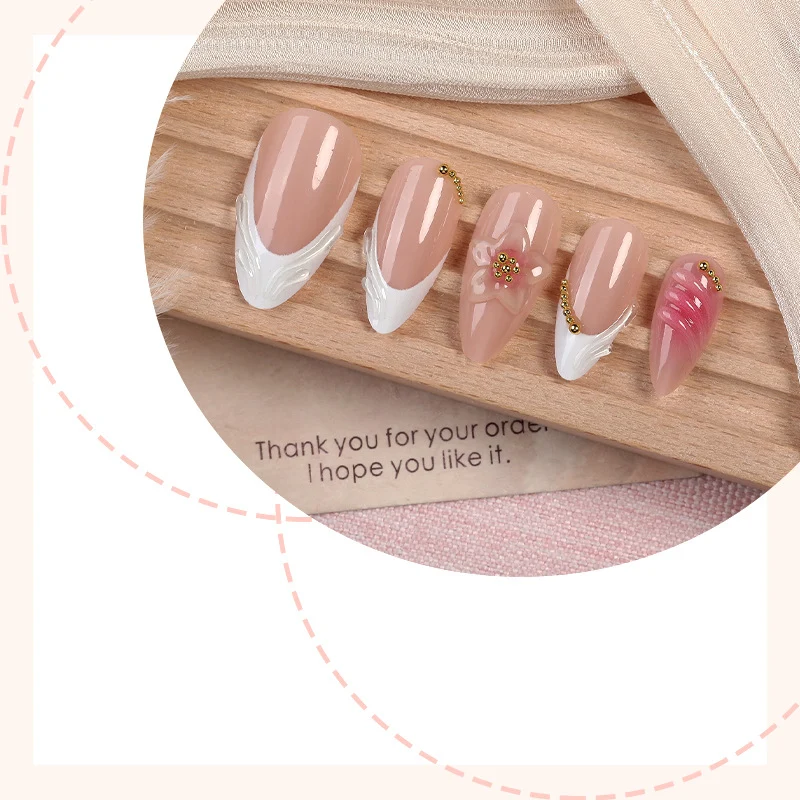 Kunstnagelset mit floralem Design und eleganten Verzierungen Karnz