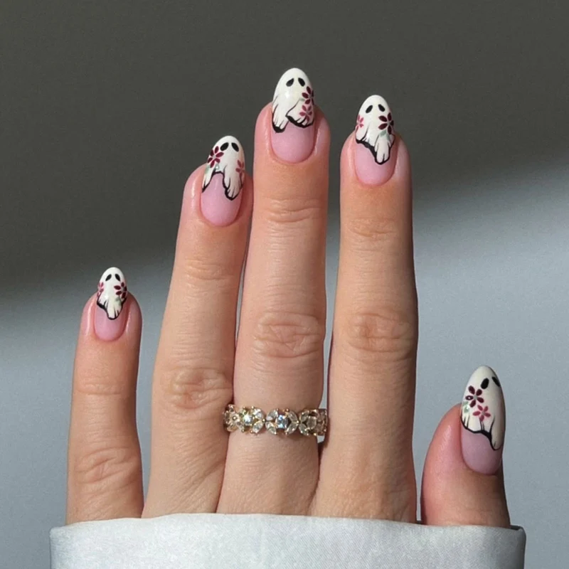 Kunstnagelset mit floralem Design Karnz