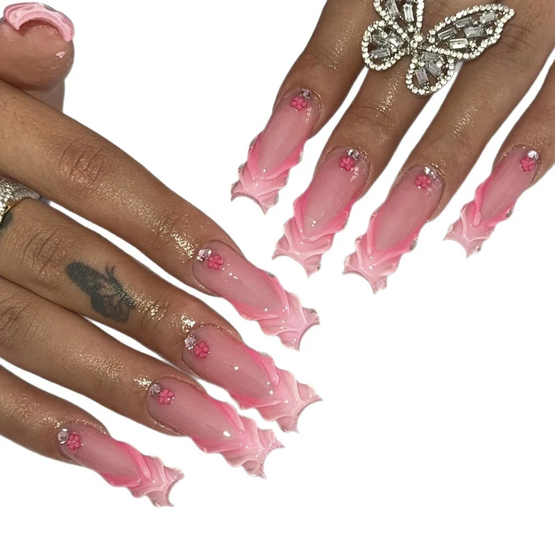 Kunstnagelset mit floralem 3D-Design und glitzernden Akzenten Karnz