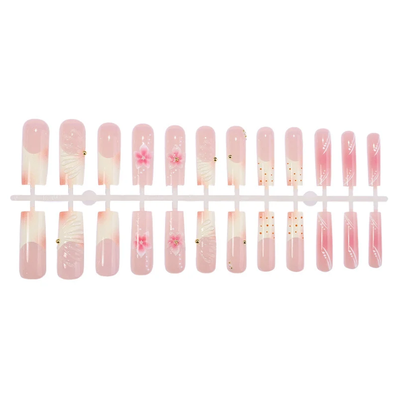Kunstnagelset mit filigranen Blüten- und Glitzerakzenten Karnz