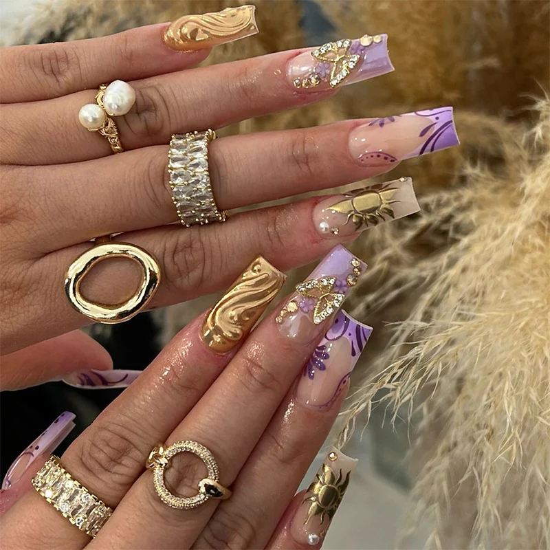 Kunstnagelset mit filigranen Blüten- und Glitzerakzenten Karnz