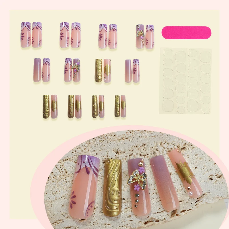 Kunstnagelset mit filigranen Blüten- und Glitzerakzenten Karnz