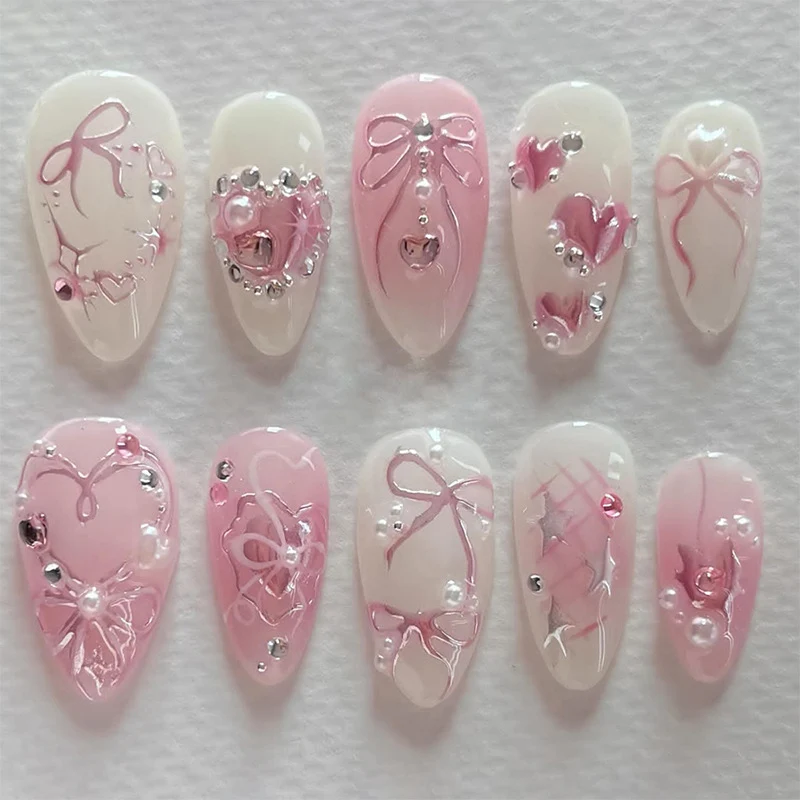 Kunstnagelset mit filigranen Blumen- und Glitzermotiven Karnz