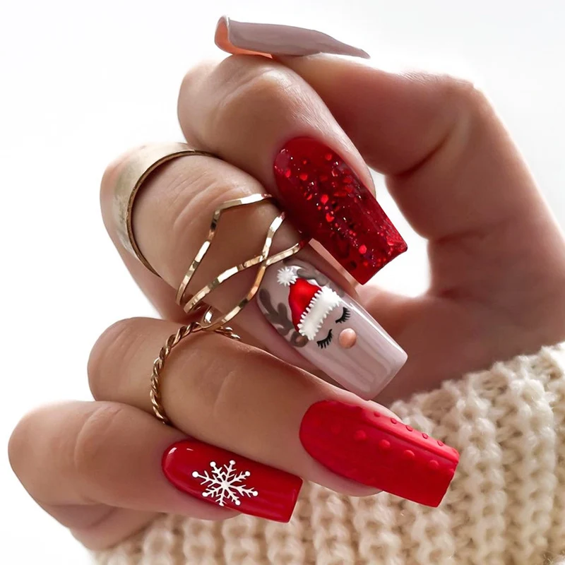 Kunstnagelset mit festlichen Weihnachtsmotiven und Glitzerakzenten Karnz