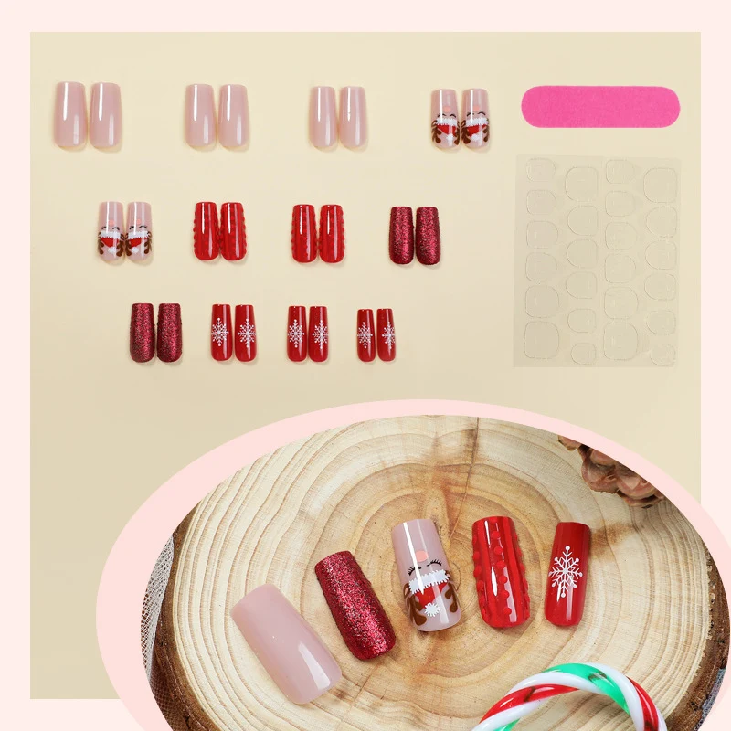 Kunstnagelset mit festlichen Weihnachtsmotiven und Glitzerakzenten Karnz