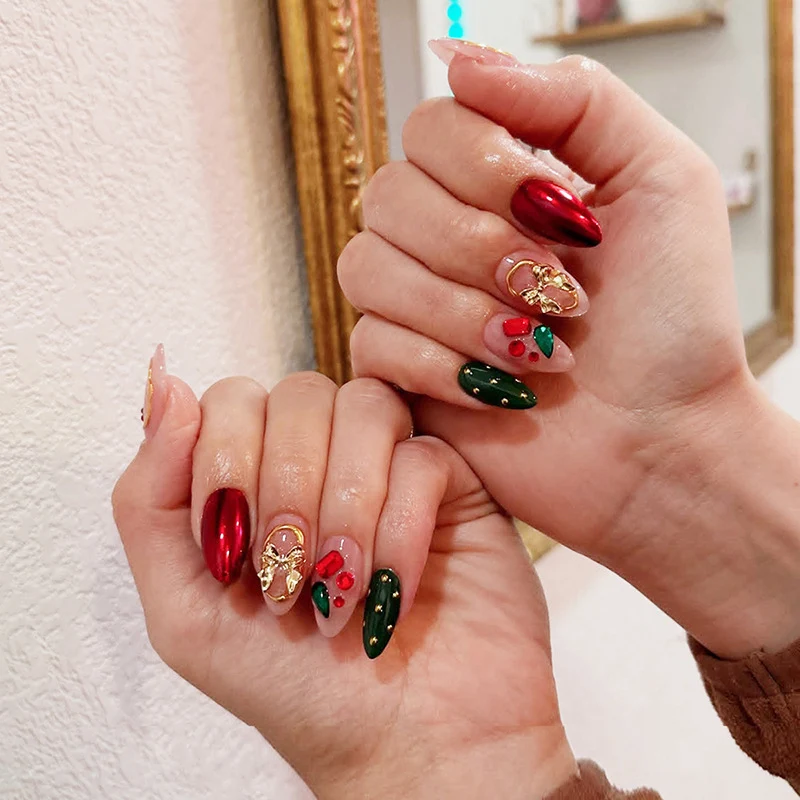 Kunstnagelset mit festlichen Schmuckdetails Karnz