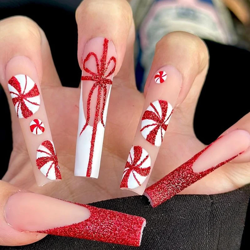 Kunstnagelset mit festlichem Zuckerstangen-Design und Glitzerakzenten Karnz