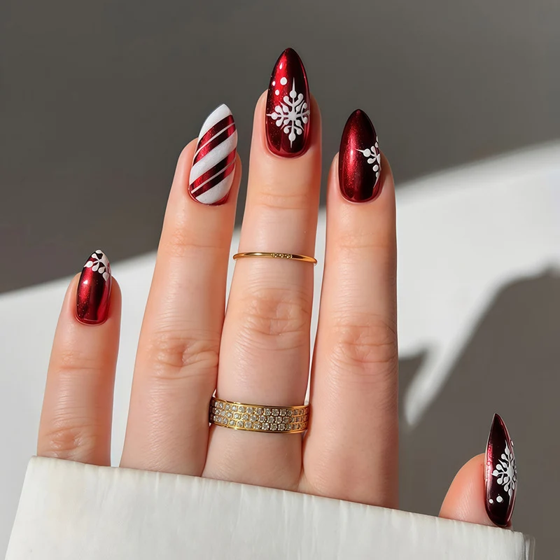 Kunstnagelset mit festlichem Winterdesign und glamourösen Akzenten Karnz