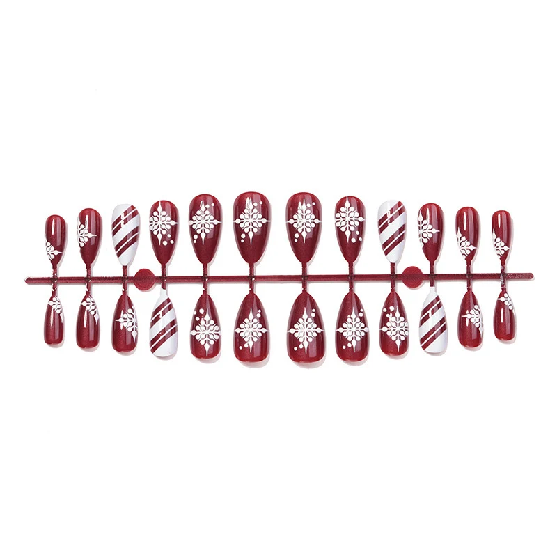 Kunstnagelset mit festlichem Winterdesign und glamourösen Akzenten Karnz