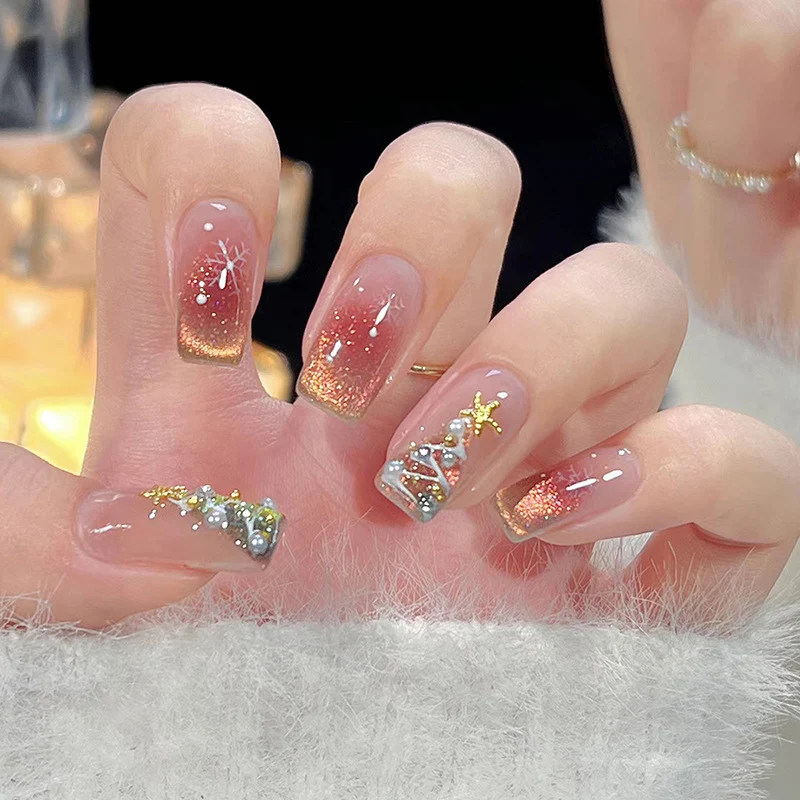 Kunstnagelset mit festlichem Weihnachtsmotiven und Glitzerapplikationen Karnz
