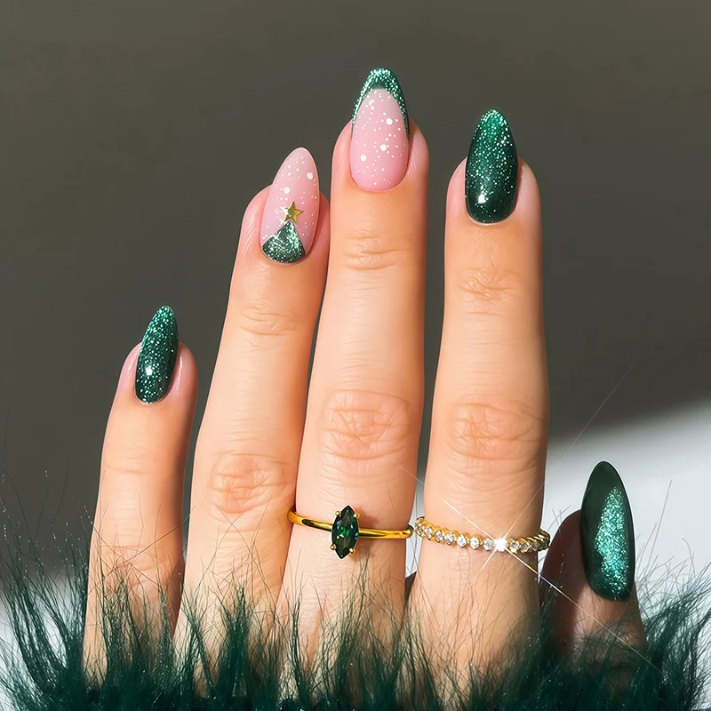 Kunstnagelset mit festlichem Weihnachtsmotiv und Glitzerakzenten Karnz