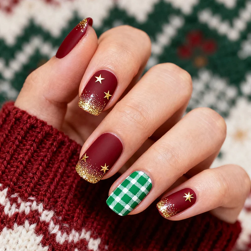 Kunstnagelset mit festlichem Weihnachtsdesign und glamourösen Akzenten Karnz