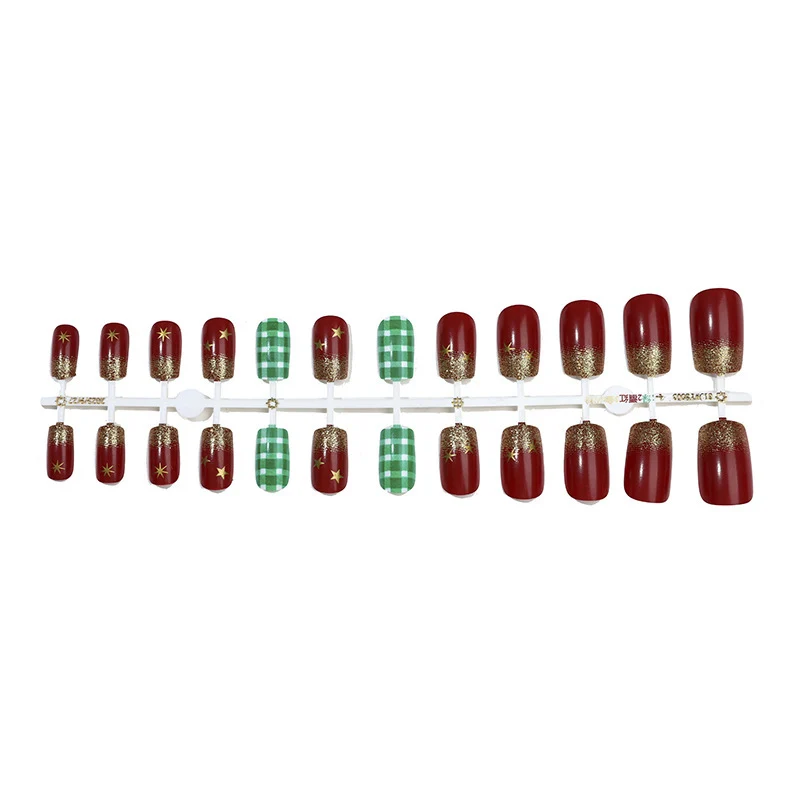 Kunstnagelset mit festlichem Weihnachtsdesign und glamourösen Akzenten Karnz
