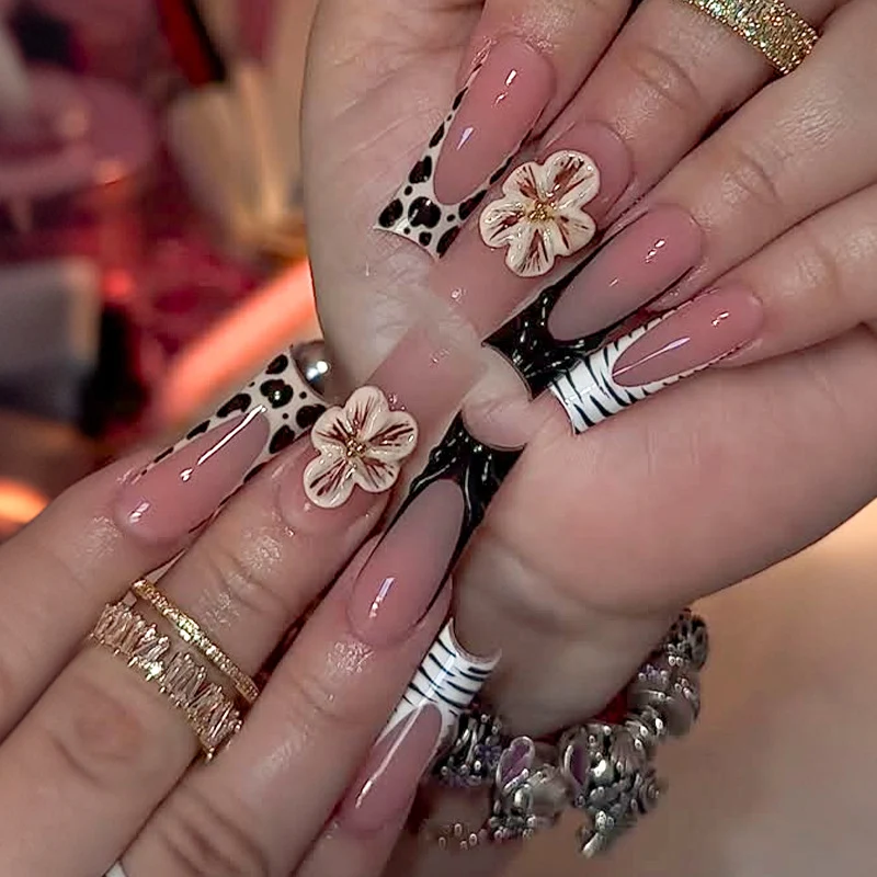 Kunstnagelset mit extravaganten Blumen- und Tierdesigns Karnz