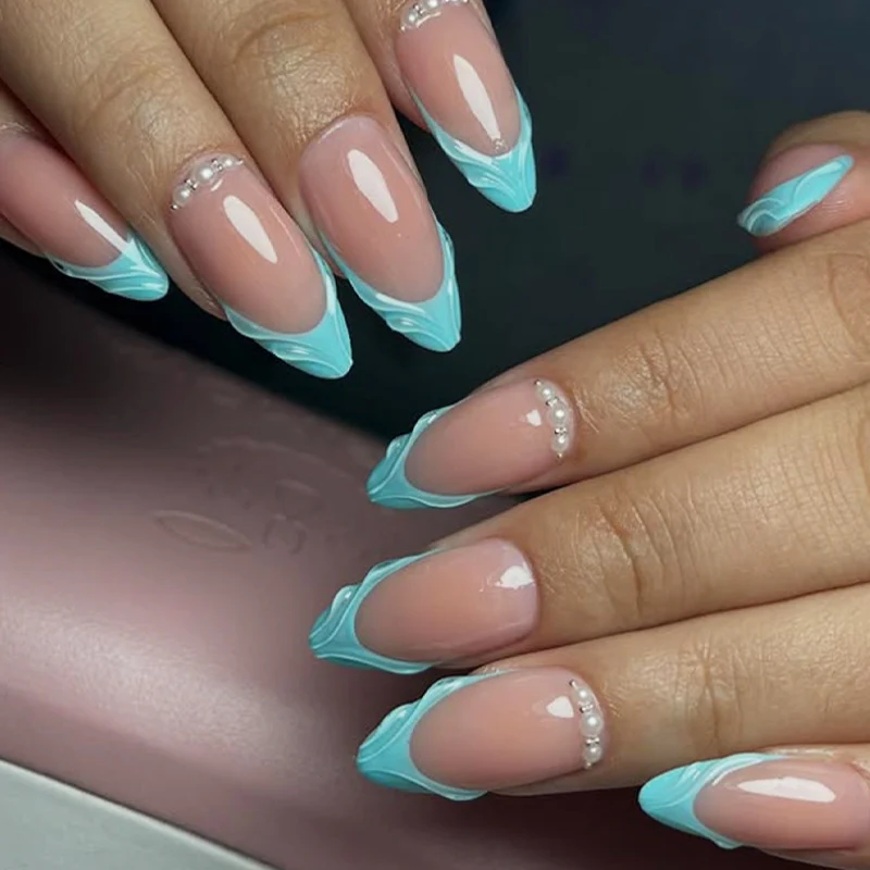 Kunstnagelset mit eleganter Farbgestaltung und Glitzerakzenten Karnz