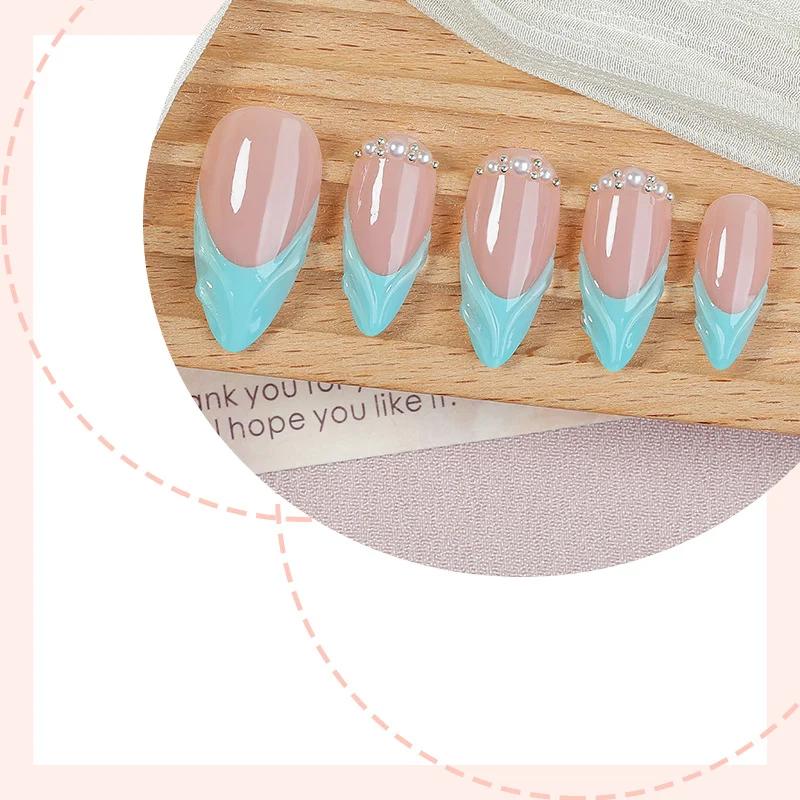 Kunstnagelset mit eleganter Farbgestaltung und Glitzerakzenten Karnz