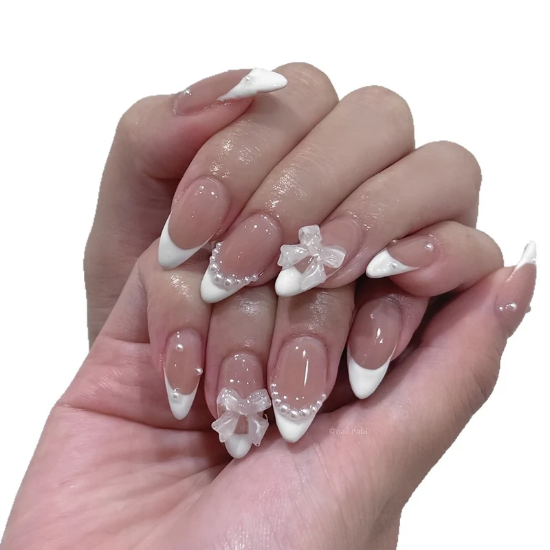 Kunstnagelset mit eleganten Verzierungselementen Karnz