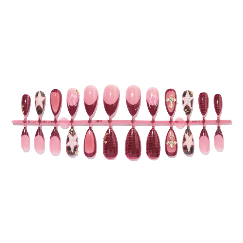 Kunstnagelset mit eleganten Verzierungen und verschiedenen Designs Karnz