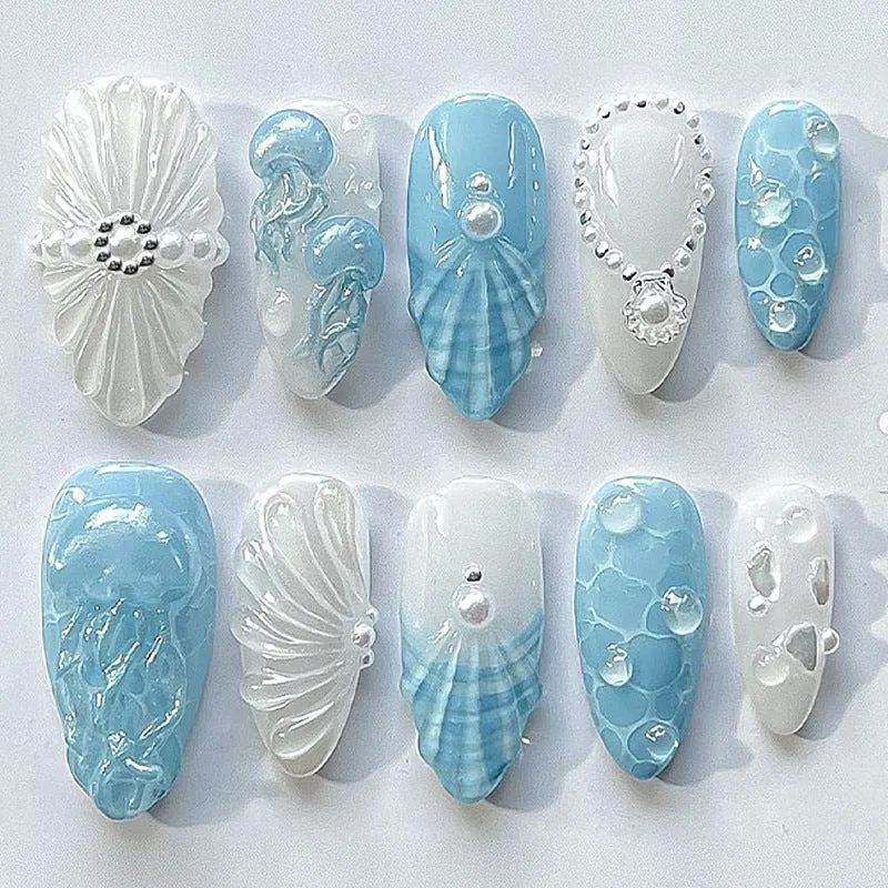 Kunstnagelset mit eleganten Verzierungen und glitzernden Akzenten Karnz