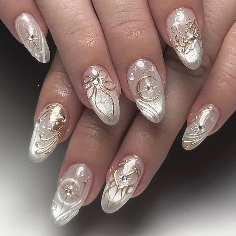 Kunstnagelset mit eleganten Verzierungen und Glitzerakzenten Karnz