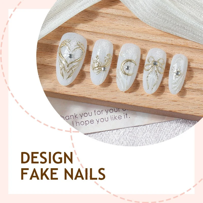 Kunstnagelset mit eleganten Verzierungen und Glitzerakzenten Karnz