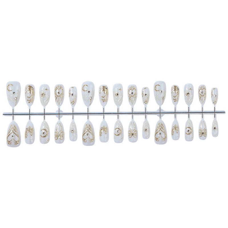 Kunstnagelset mit eleganten Verzierungen und Glitzerakzenten Karnz