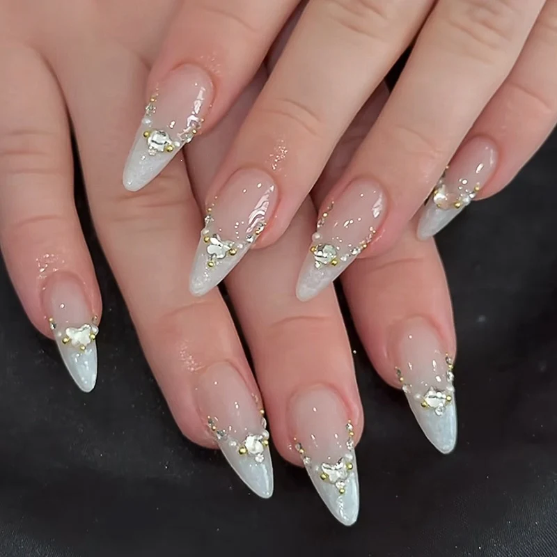 Kunstnagelset mit eleganten Strassverzierungen und glamourösen Designs Karnz