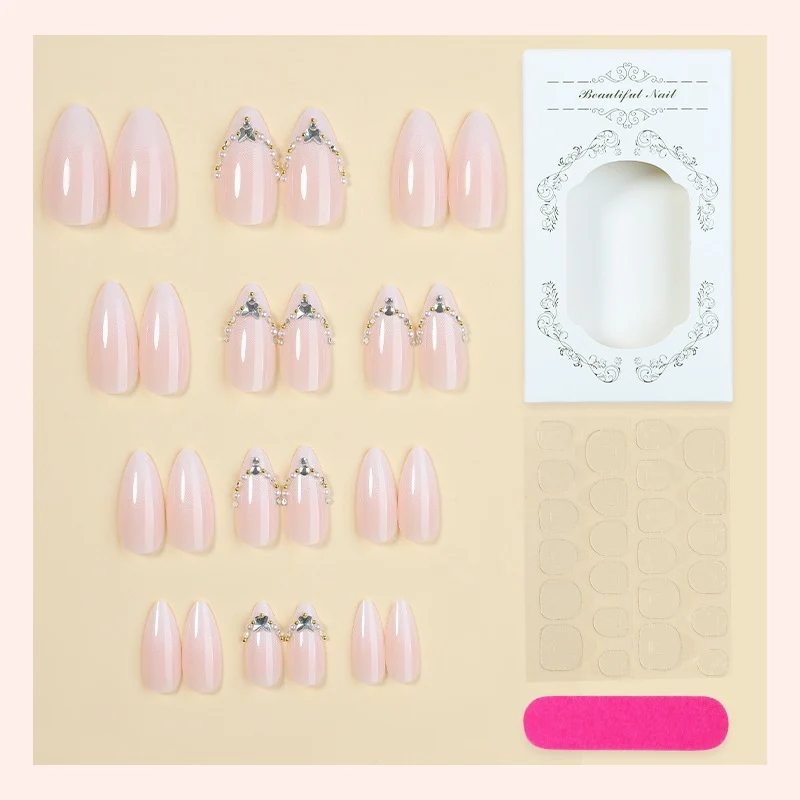 Kunstnagelset mit eleganten Strassverzierungen und glamourösen Designs Karnz
