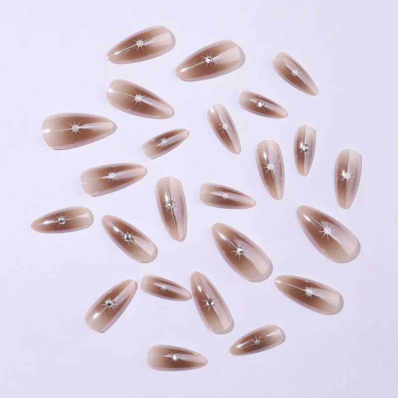 Kunstnagelset mit eleganten Strassakzenten und konturiertem Design Karnz
