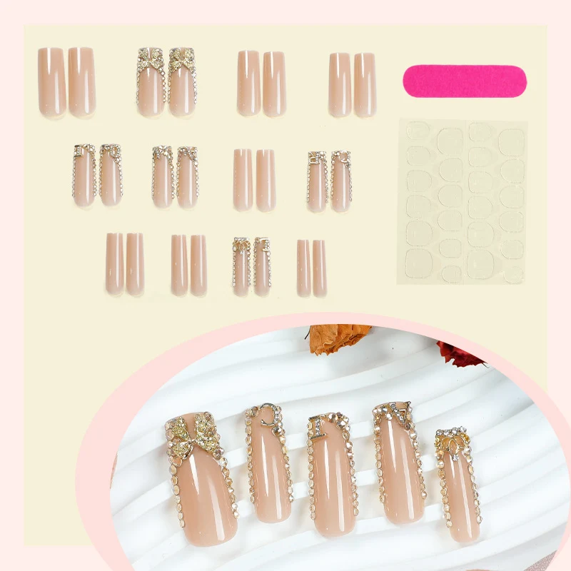 Kunstnagelset mit eleganten Strass-Details Karnz