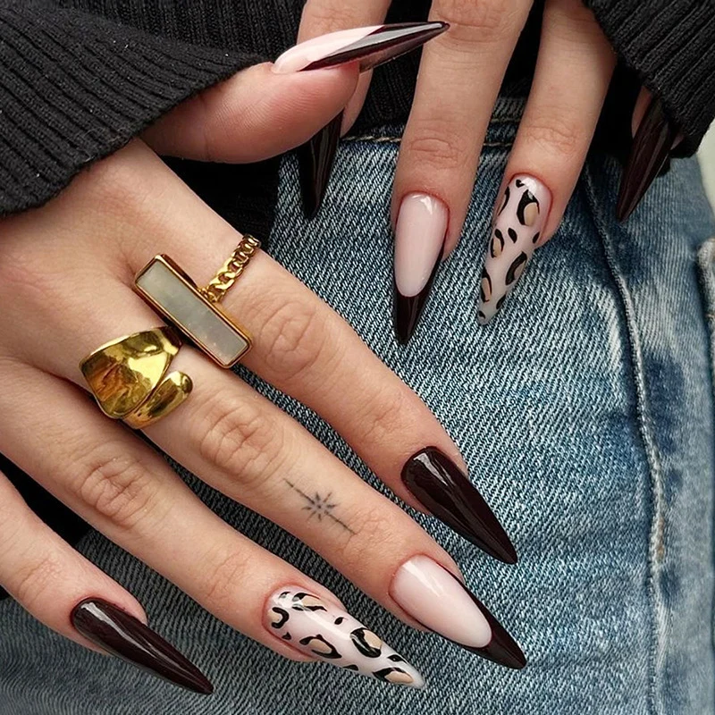 Kunstnagelset mit eleganten Spitzen und modischen Muster Karnz