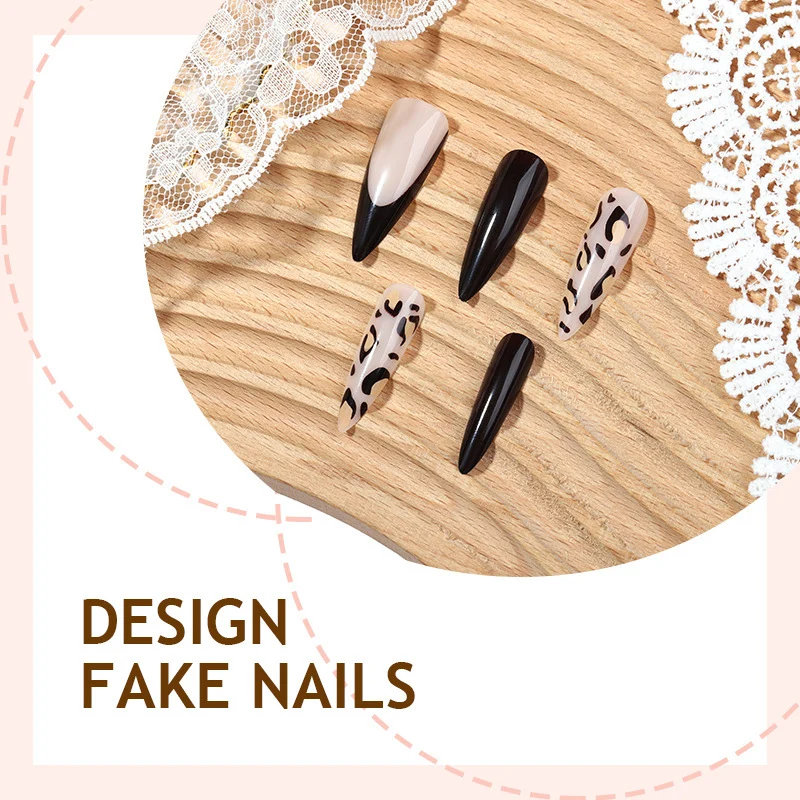 Kunstnagelset mit eleganten Spitzen und modischen Muster Karnz