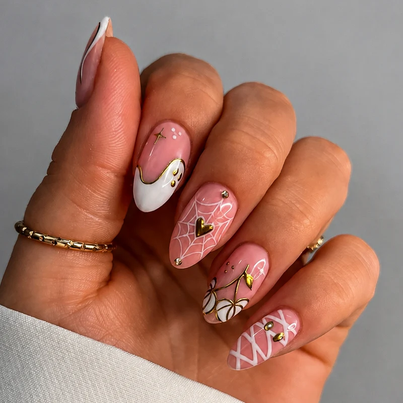 Kunstnagelset mit eleganten Spinnenmotiven und goldenen Akzenten Karnz