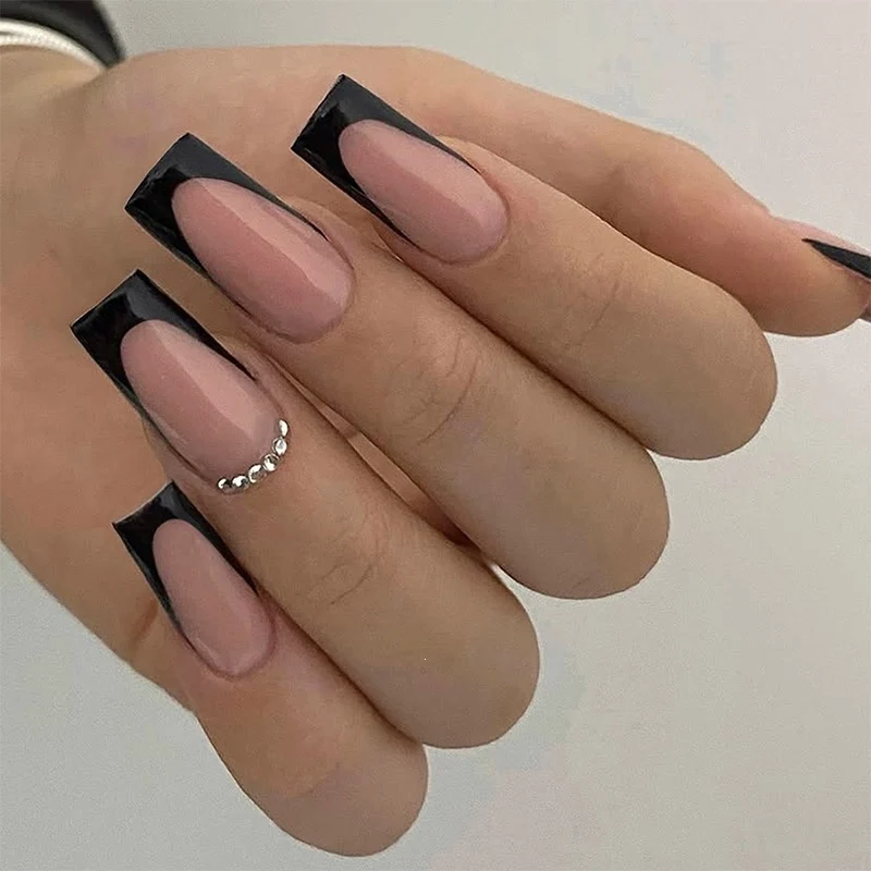 Kunstnagelset mit eleganten Schwarz-Weiß-Farben und Glitzerakzenten Karnz
