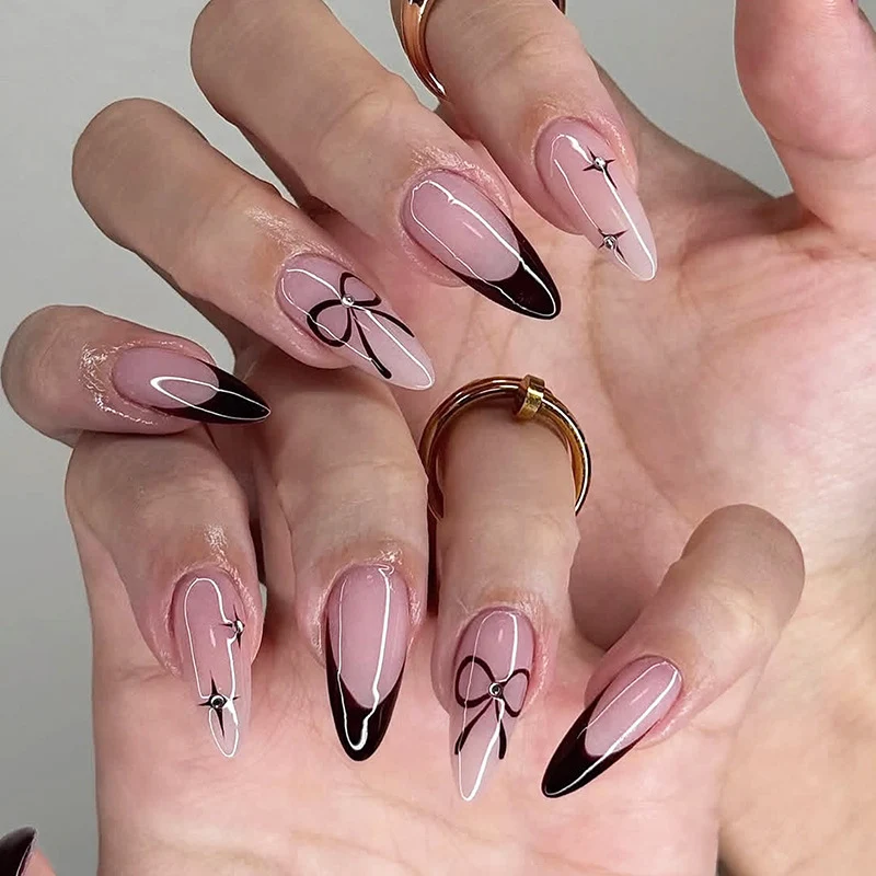 Kunstnagelset mit eleganten Schnitt- und Schleifenverzierungen Karnz