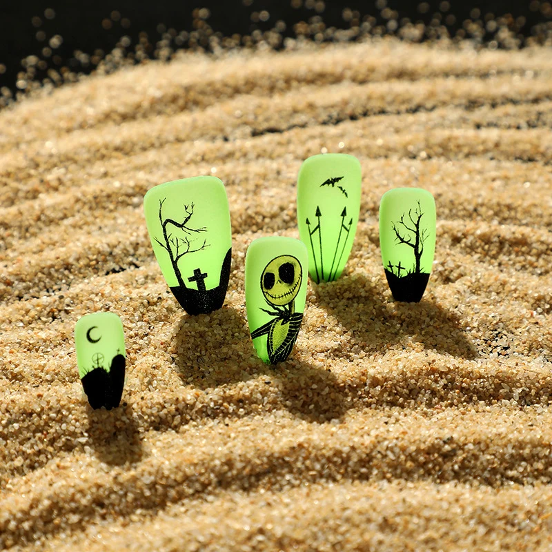 Kreative Nagelkunst mit Halloween-Motiven Karnz