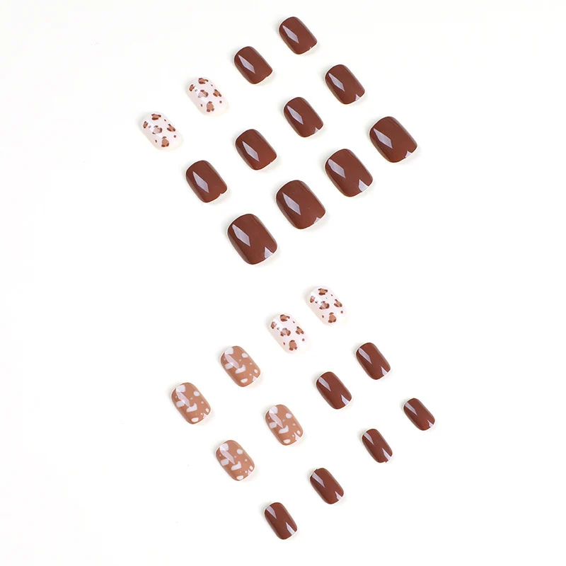 Kreative Nagelkunst mit geometrischen Akzenten Karnz