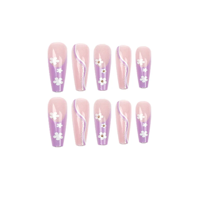 Kreative Nagelkunst mit floralen Akzenten Karnz
