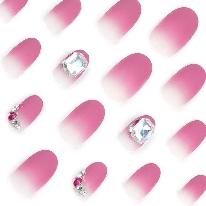 Kreative Nagelkunst mit edlen Strass-Akzenten Karnz