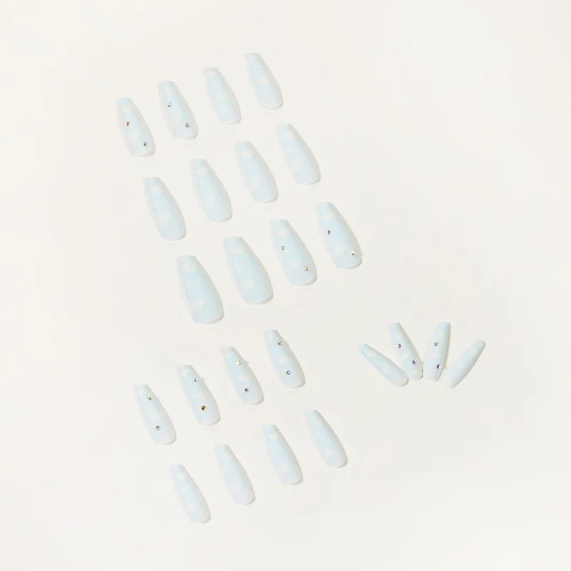 Kreative Nagelkunst im Wolken-Design mit Glitzerakzenten Karnz